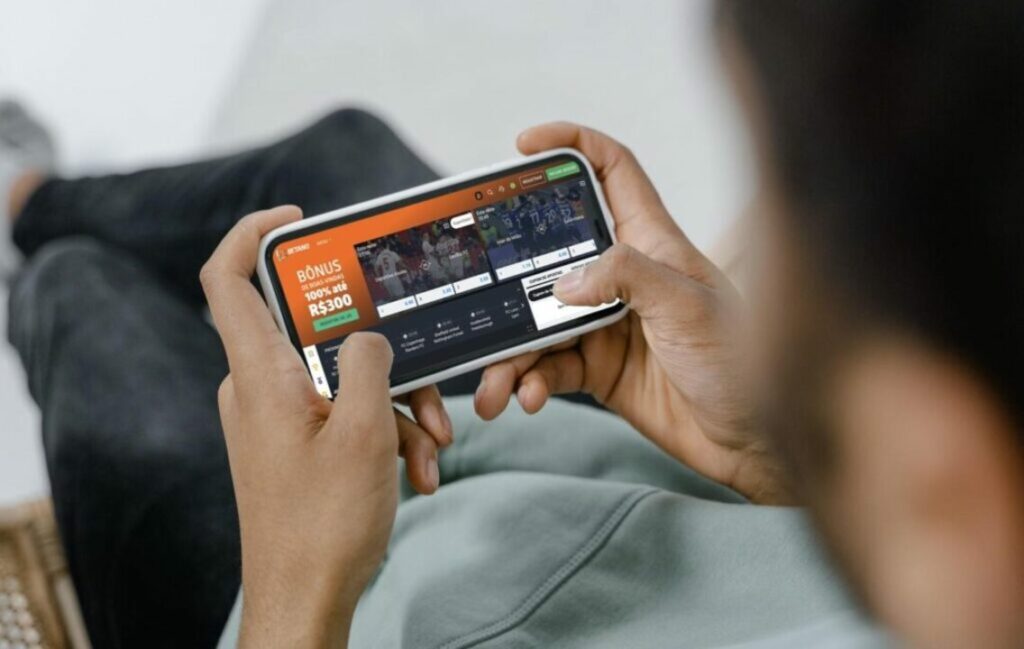 Ilustramos nessa imagem um homem viciado em jogos operando em site de apostas.