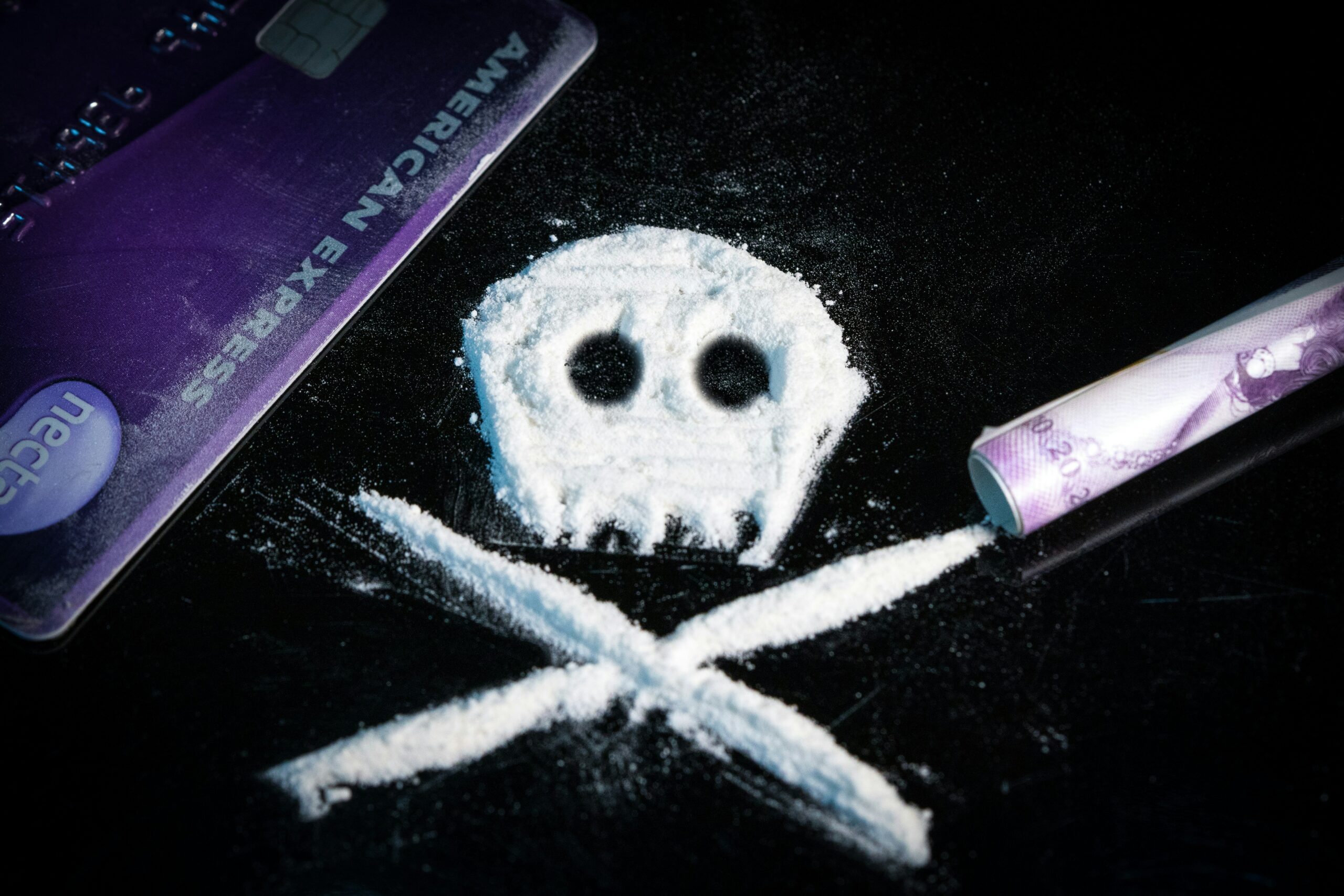 Ilustramos cocaina em forma de uma caveira, mostrando o perigo do uso dessa droga