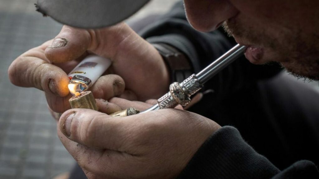 Ilustramos uma pessoa que ainda não está em tratamento fumando crack