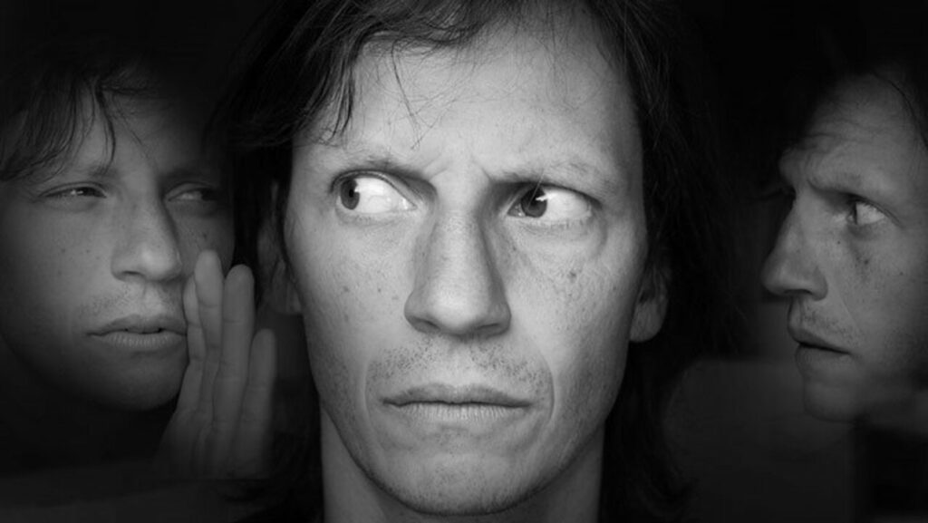 Ilustramos um homem com transtorno de esquizofrenia, sofrendo com os sintomas