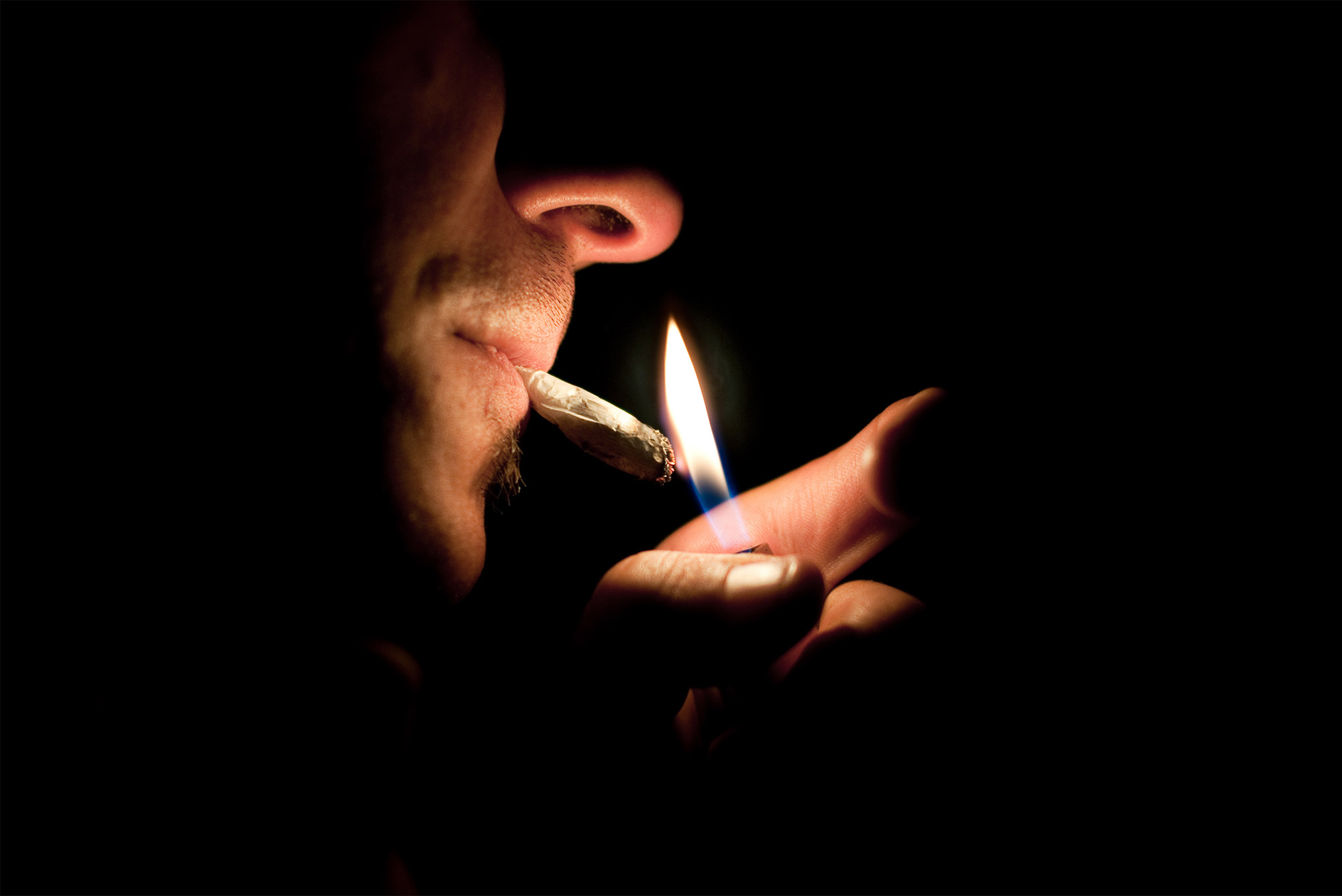 Ilustramos nessa imagem um homem fumando maconha, ainda sem ter feito um tratamento