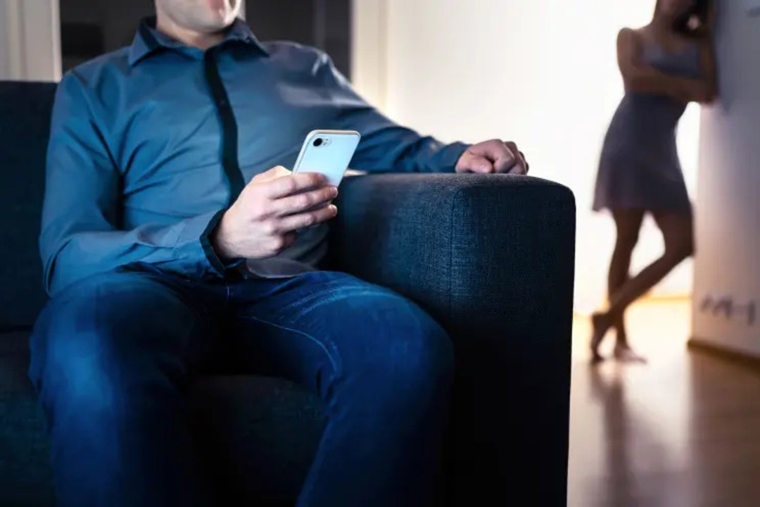 Ilustramos um homem que é viciado em pornografia, tendo como consequencia problemas no casamento