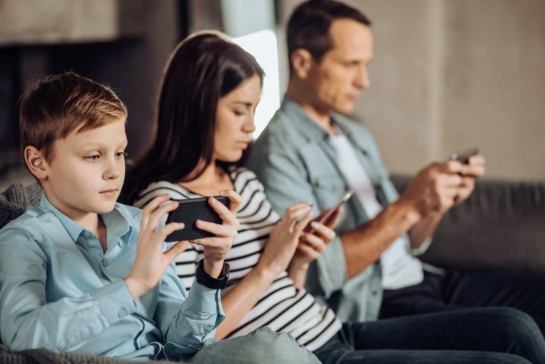 Ilustramos nessa imagem uma familia toda viciada em telas