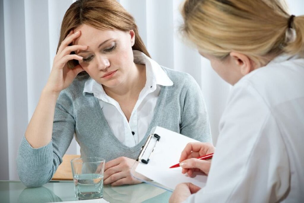 Ilustramos uma mulher em atendimento psicológico para tratamento de depressão